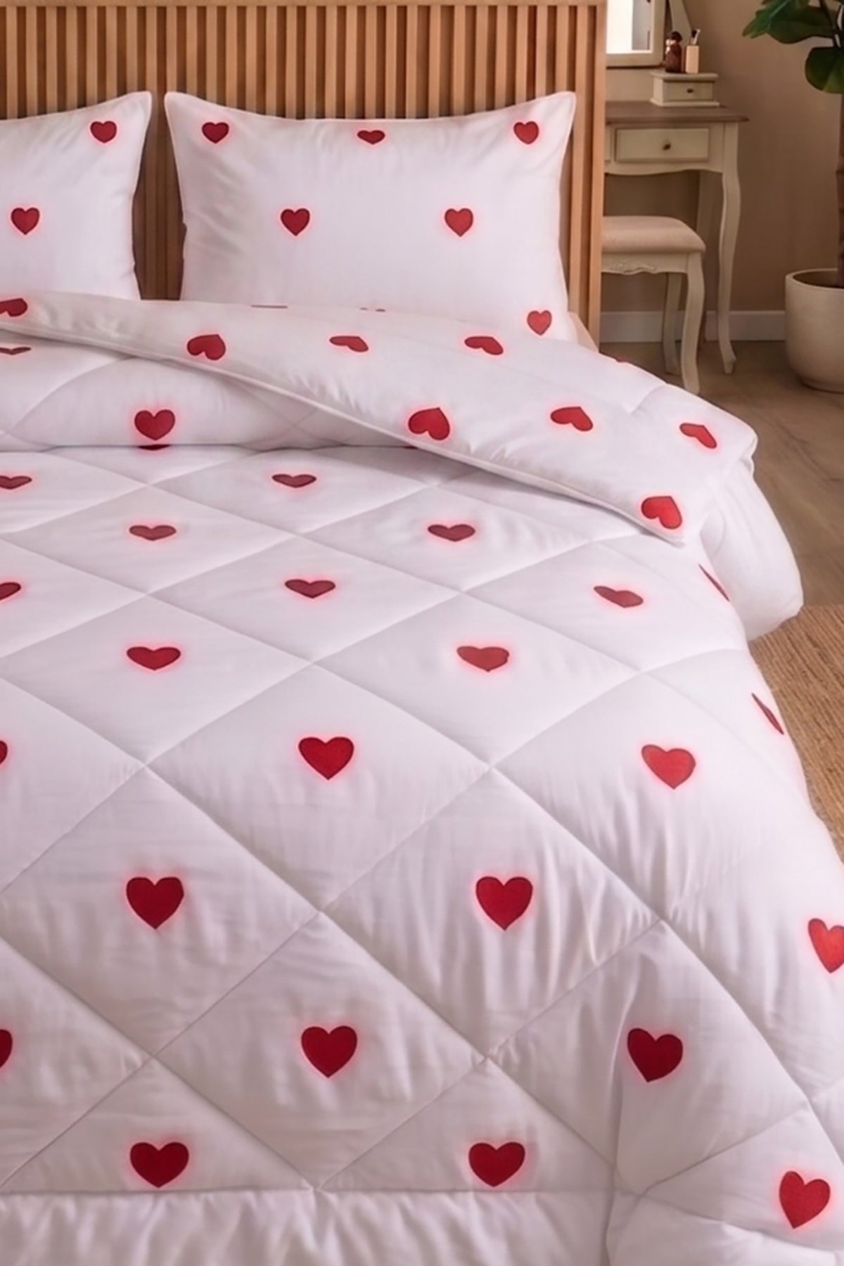 Kırmızı Kalp Desenli Çift Kişilik Yorgan Seti | 1 Adet Yorgan 200x220 cm, 2 adet Yastık Kılıfı 50x70 cm | Dolgulu, Yumuşak, Pamuklu Set